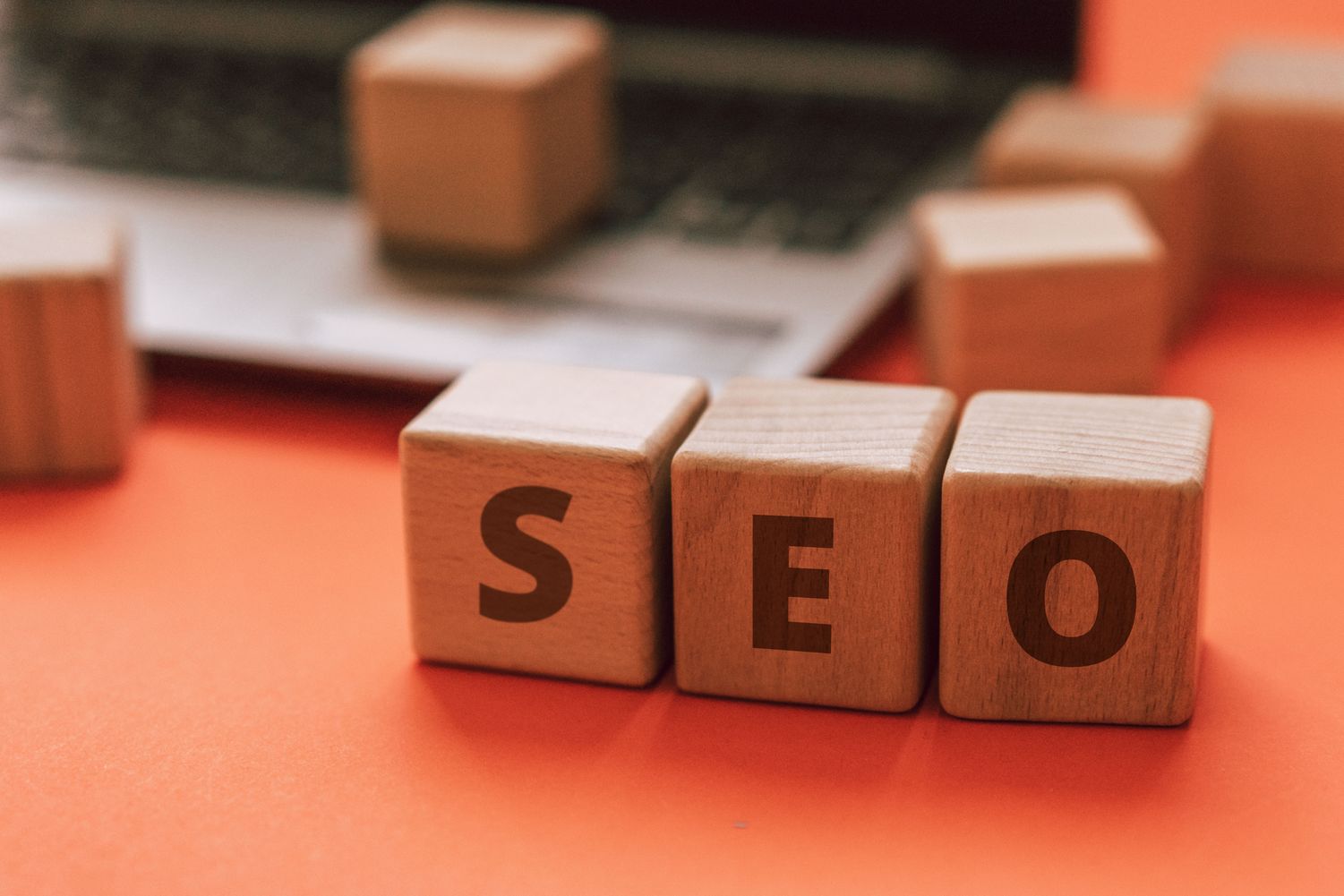SEO: drewniane kostki z napisem SEO